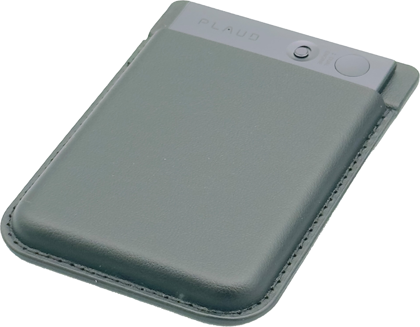 Der PLAUD NOTE Recorder in seiner hochwertigen Lederhülle, die über MagSafe (ab iPhone 12) sicher an der iPhone-Rückseite haftet. Für Android-Nutzer liegt ein Magnetring bei, der sich auf Smartphone oder Hülle aufkleben lässt.